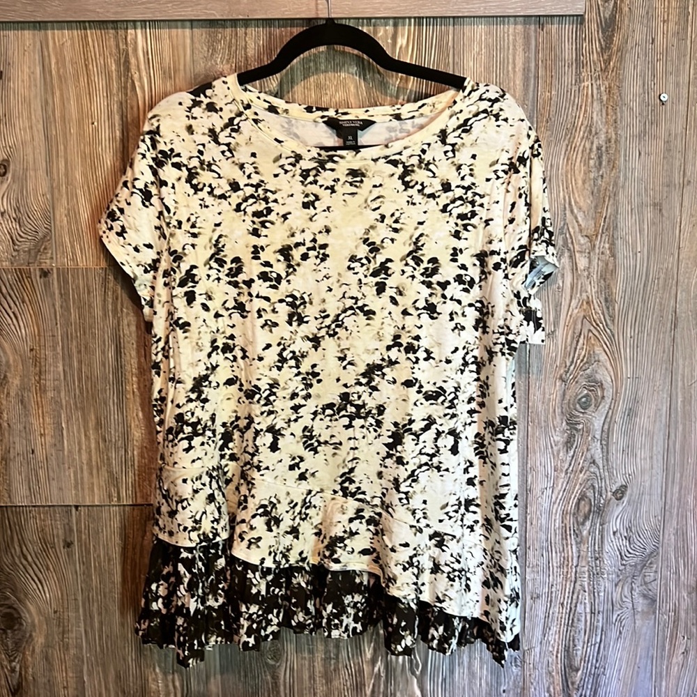 Vera Wang. Short sleeve flutter Tee.